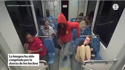 ¿Estamos ante una guerra racial? Había 5 negros y Mato a la blanca. Y ninguno le ayudó. La dejaron morir. Sus ojos de terror al ser consciente de que era su final rompen el alma a cualquiera.