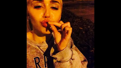 HISTORIA DE MILEY CYRUS ,CON SUS MEJORES FOTOS.