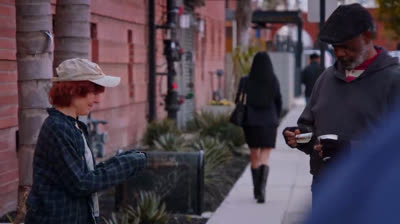 Bilionário desfiarçado salva cara pobre