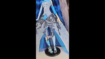 La Novia Cadáver muñeca Monster Hig Skullector exclusiva para coleccionistas. Puedes conseguirla en el link de la descripción del video