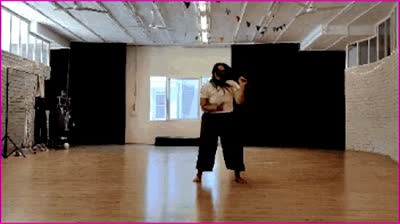 ELA CHEGA NO BAILE COM A CARA DE PAU