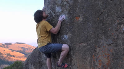 Siyinqaba – Documental   Una mirada a rutas verticales y a los escaladores que enfrentan paredes icónicas en entornos remotos.