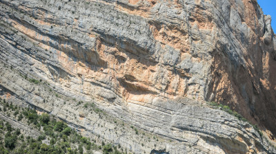 Un recorrido por el desfiladero de Mont-rebei, mostrando su geografía imponente y la experiencia de un equipo que investiga y recorre sus paredes, senderos y pasos aéreos.