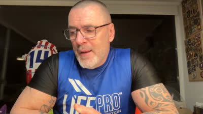 Escucha lo que dice. DE ZAPATERO TIENE MÁS DE MIL  MILLONES DE EUROS